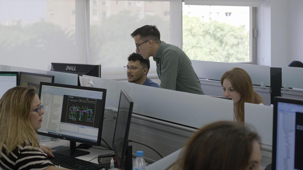 Trabajadores en la oficina de ingeniería naval de Ghenova en su sede central de Sevilla.