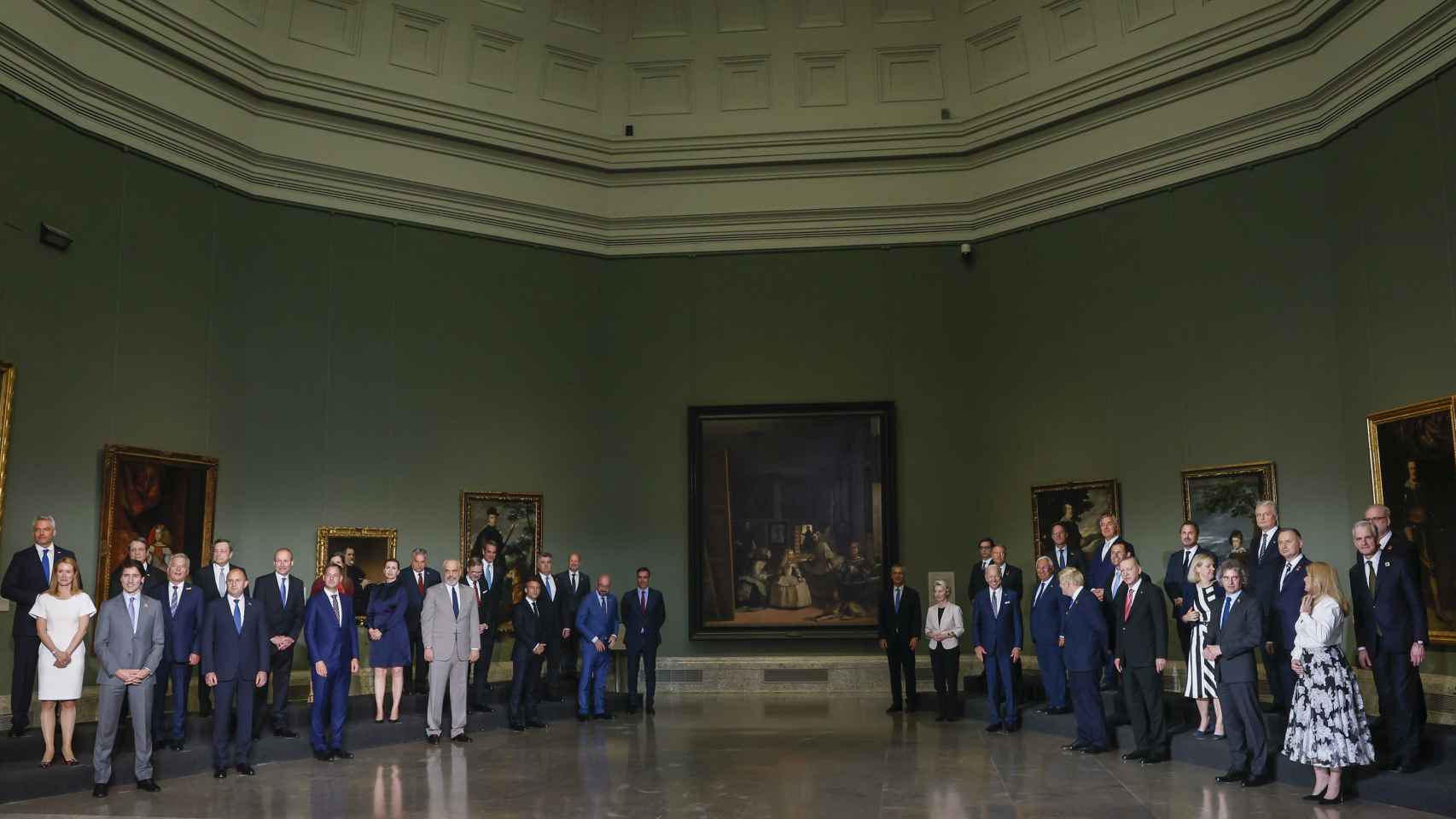Foto de familia de los jefes de Estado y jefes de Gobierno que participan en la cumbre de la OTAN.