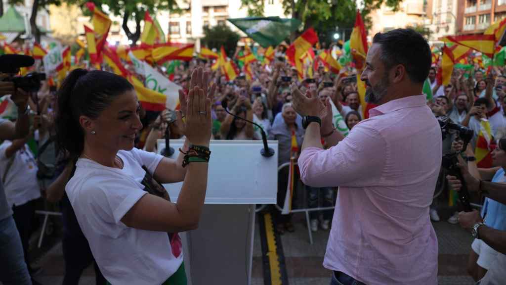 El líder de Vox, Santiago Abascal,  con Macarena Olona durante la campaña andaluza