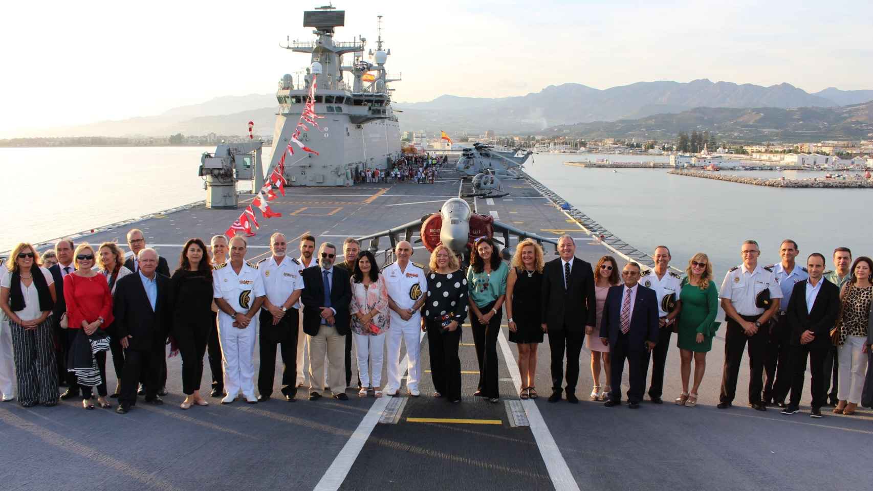 Autoridades civiles y militares sobre la pista de despegue del 'Juan Carlos I', en una visita a Motril en 2018.