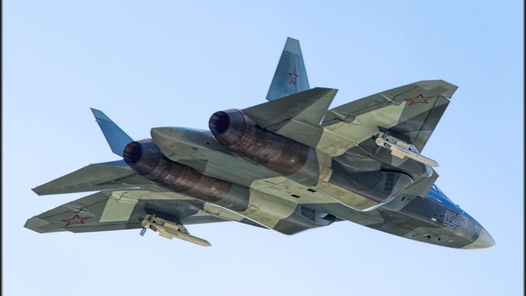Su-57 con misiles R-77
