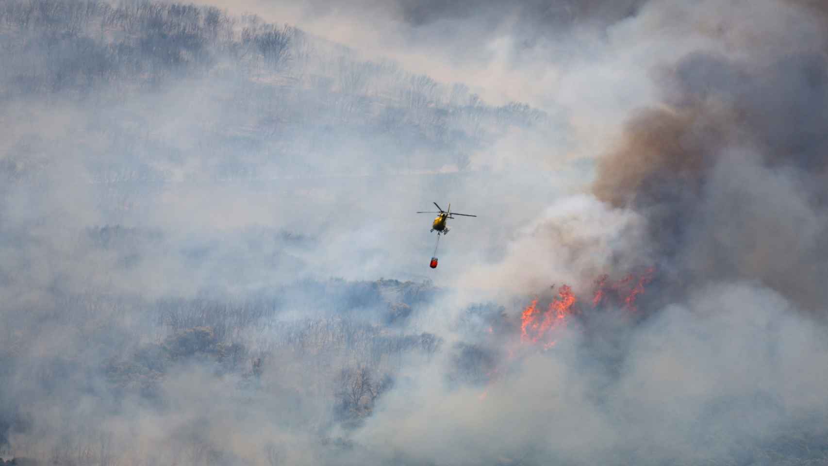 Vista aérea de la extinción de un incendio en la sierra de Leyre, en Navarra, en junio de 2022.