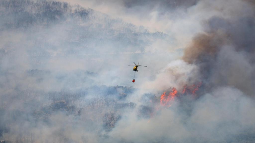 Vista aérea de la extinción de un incendio en la sierra de Leyre, en Navarra, en junio de 2022.