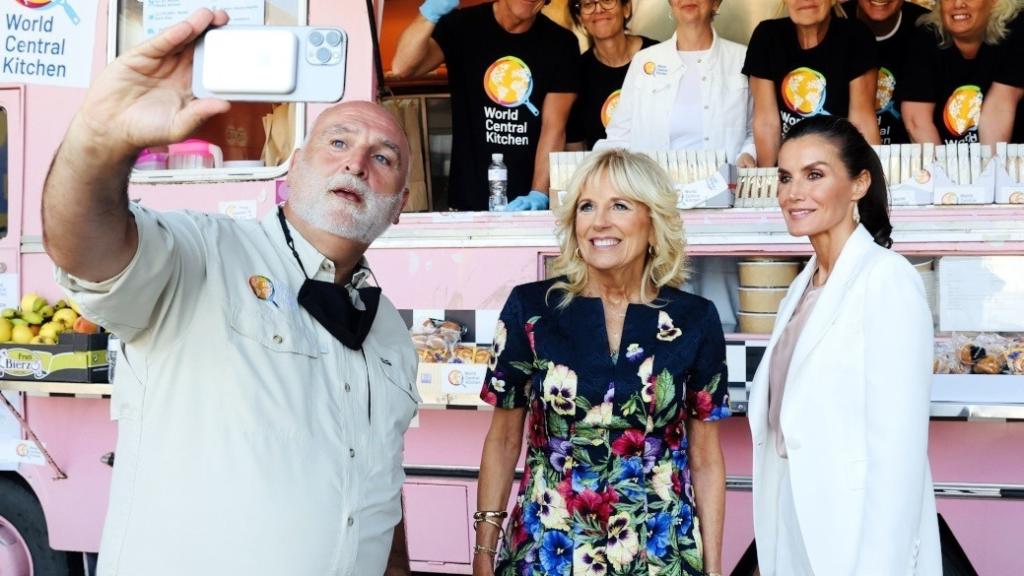 El chef José Andrés, haciéndose un 'selfie' con la reina Letizia y la primera dama de EEUU, Jill Biden.