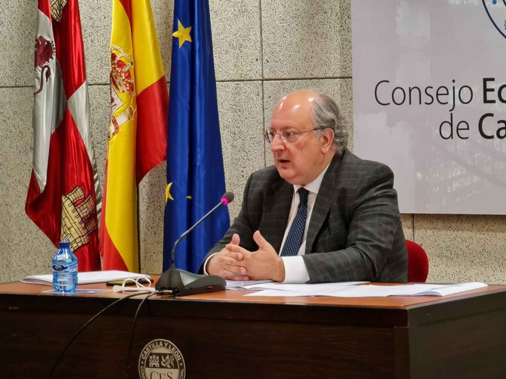 El presidente del CES, Enrique Cabero, en el pleno del organismo en el que se ha aprobado el Informe Anual de 2021, este jueves.