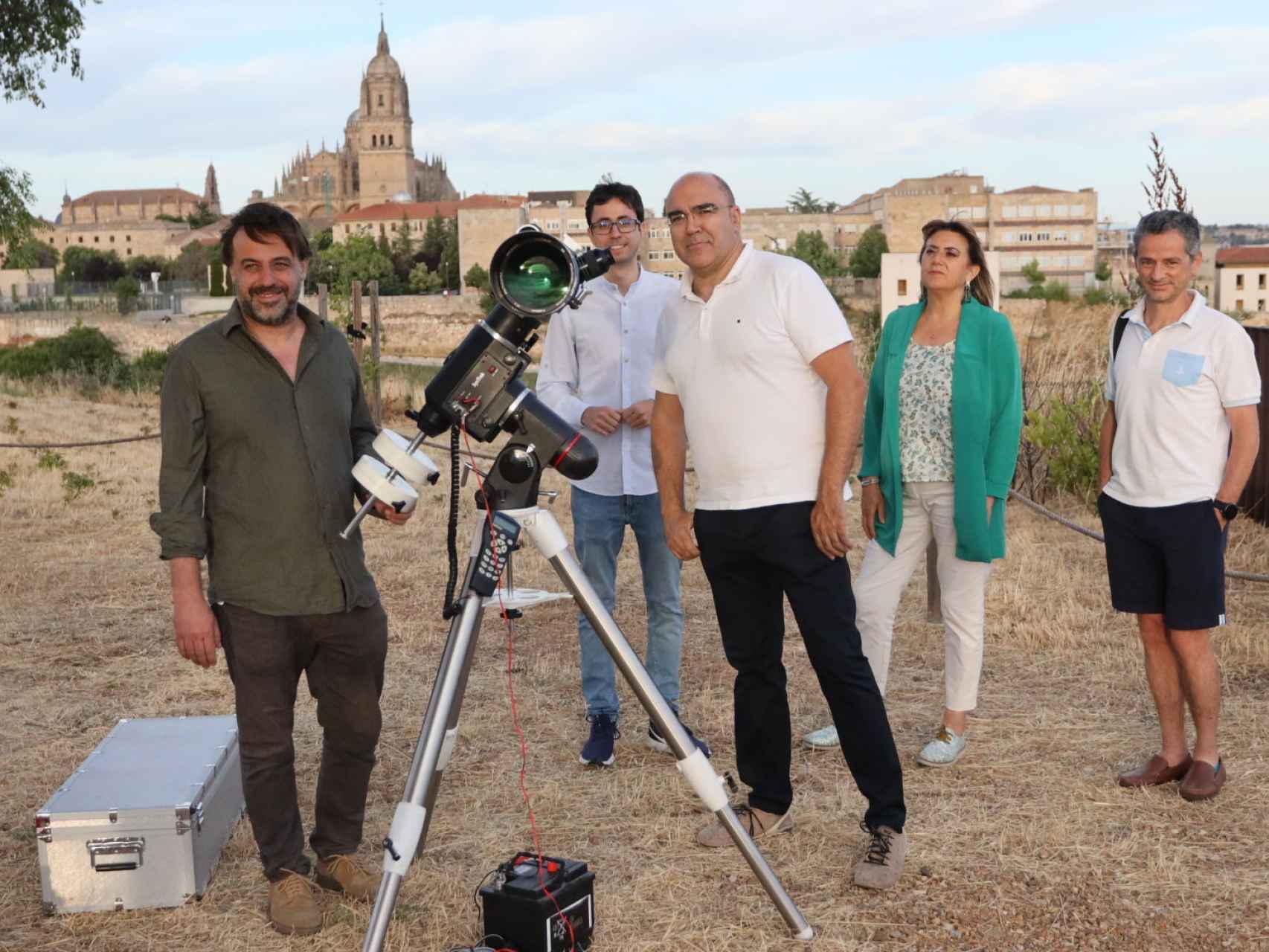 El concejal de Turismo, Fernando Castaño, presenta el observatorio astronómica desde el Cerro de San Vicente