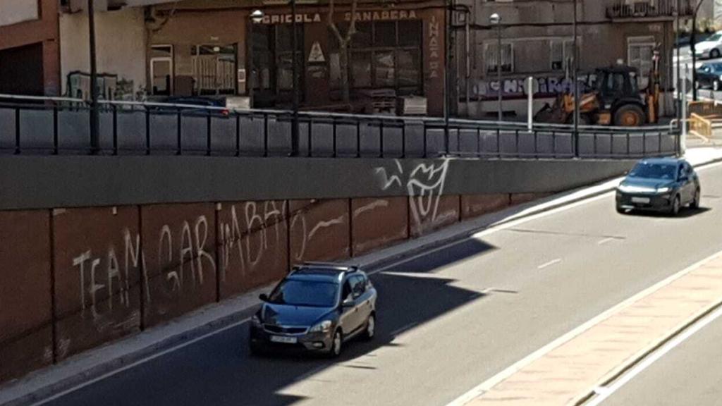 Pintada en el puente de la avenida Cardenal Cisneros