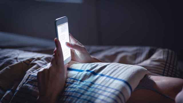 La luz que emite la pantalla del móvil provoca problemas de sueño.