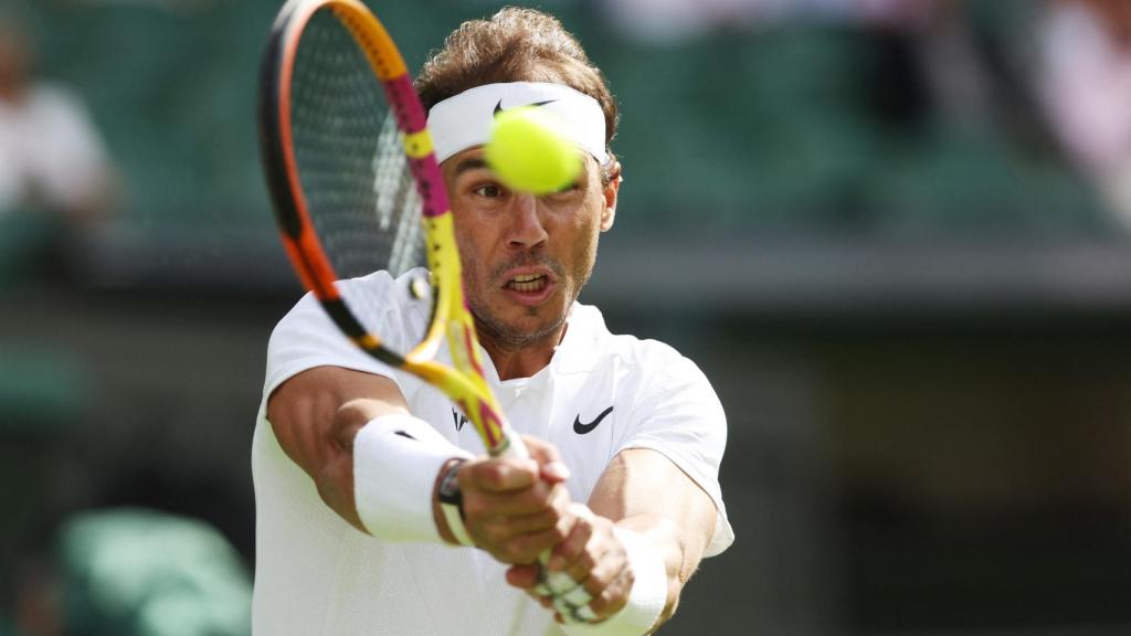 Nadal golpea una bola de revés a dos manos en Wimbledon