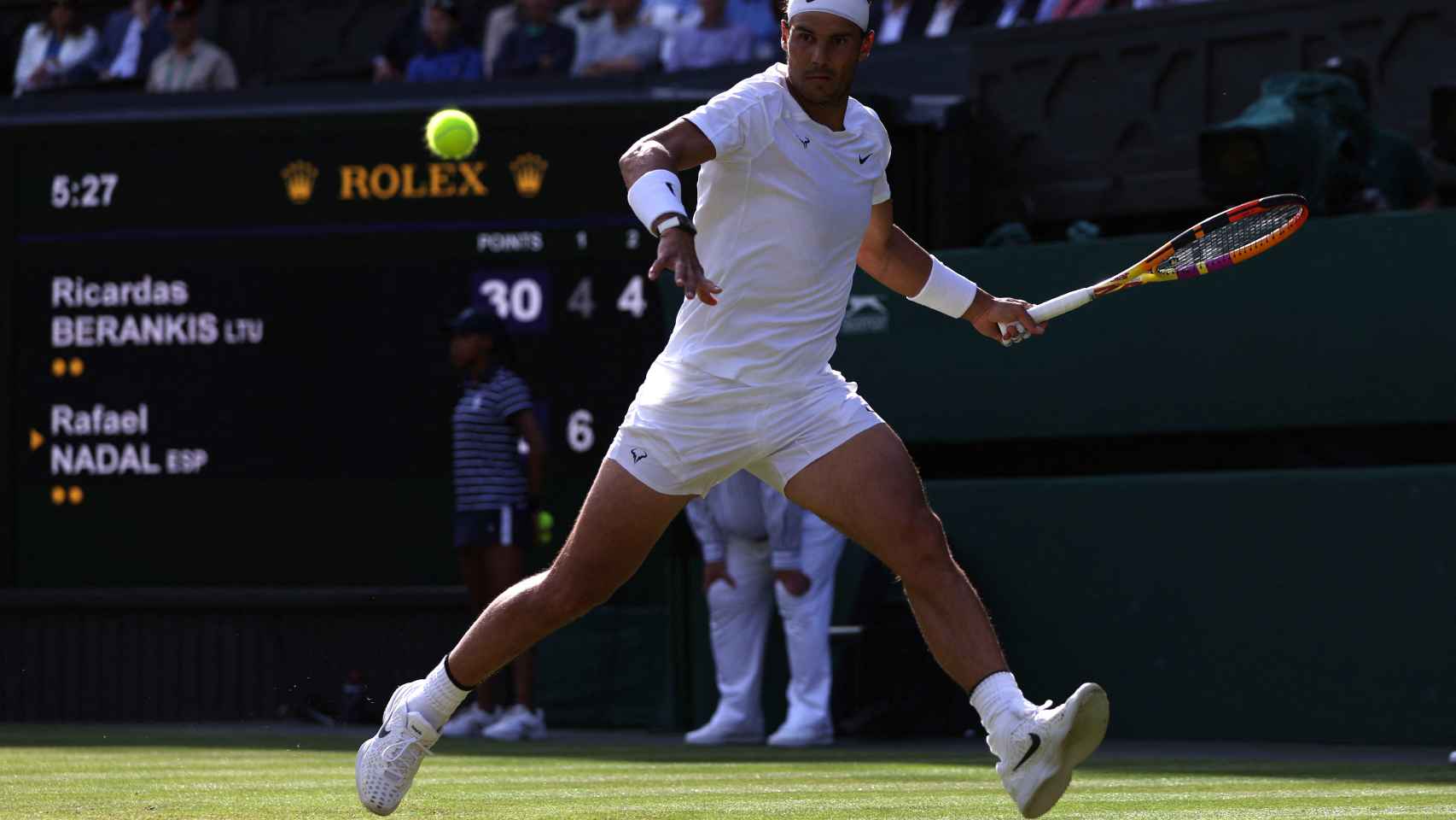 Rafa Nadal juega una bola desde el fondo de pista en Wimbledon