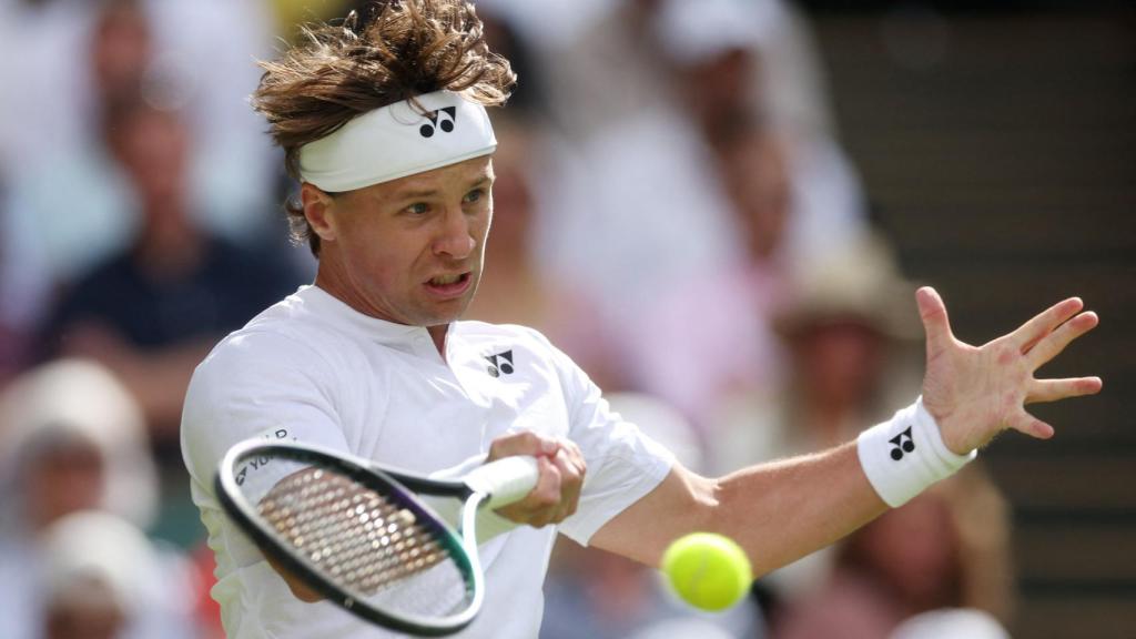 Ricardas Berankis juega una bola de derecha en Wimbledon