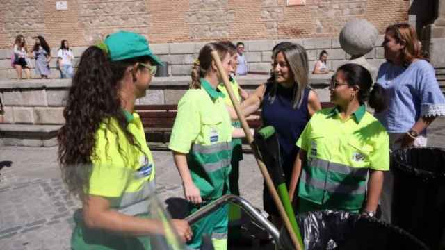 La alcaldesa de Toledo en funciones, Milagros Tolón, junto a varias trabajadoras de Valoriza.
