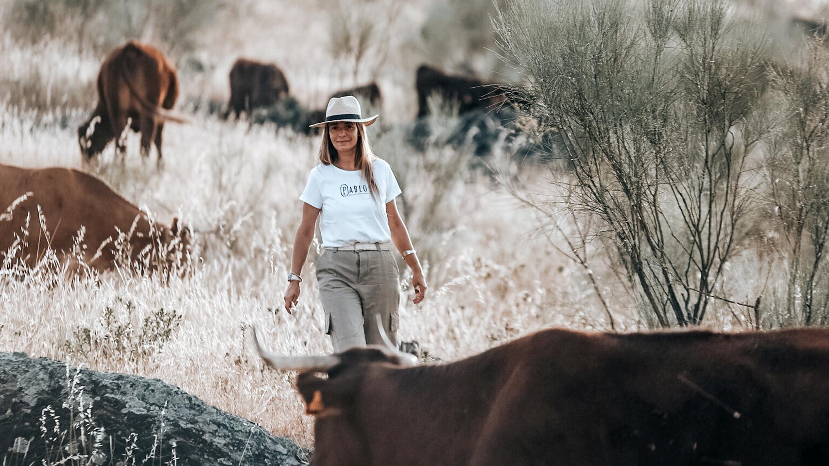 Beatriz Pablos, de Ganaderías Pablo, en su  finca de Trujillo (Extremadura)-