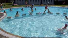 Niños jugando en una piscina.