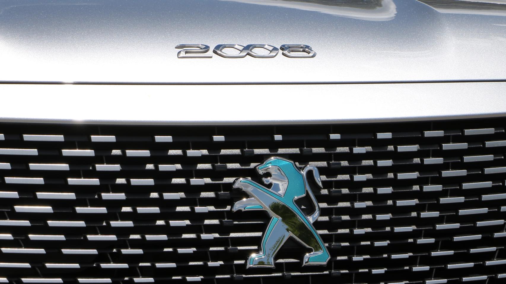 El Peugeot e-2008 cuenta con una batería de 50 kWh.