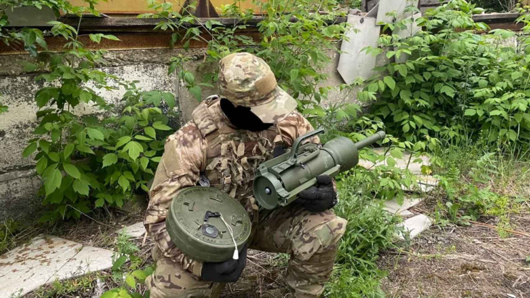 Un soldado ucraniano con las minas DM-22 y DM-31, cedidas por Alemania