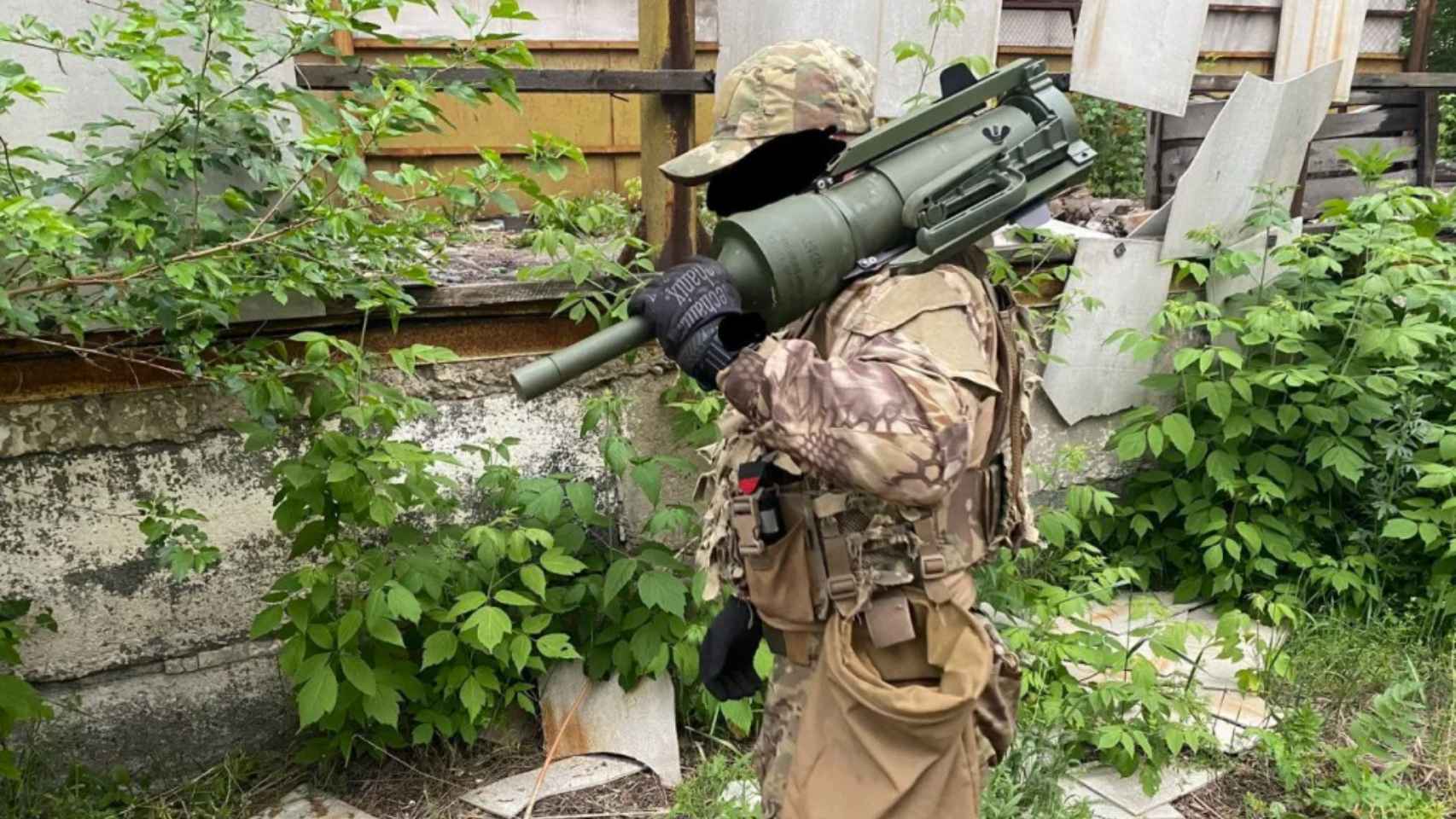 Un militar ucraniano con una mina DM-22
