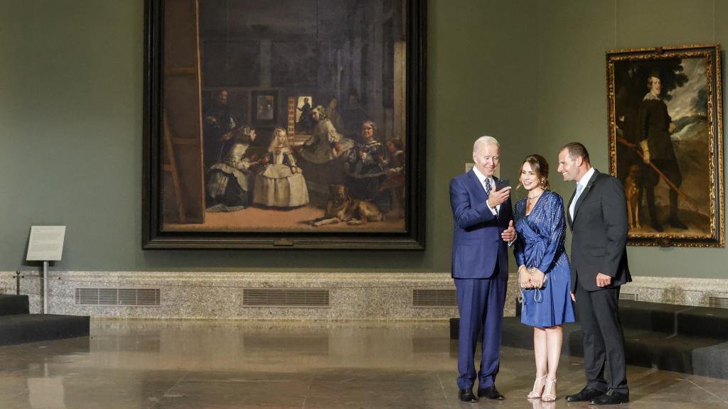 El presidente de los EEUU Joe Biden junto a Las meninas de Velázquez.