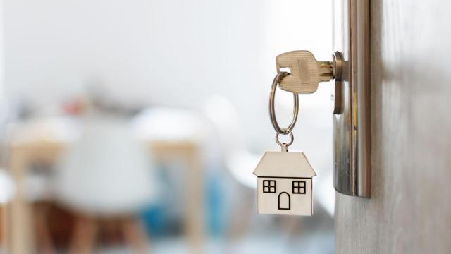 Una llave puesta en la cerradura de una vivienda.