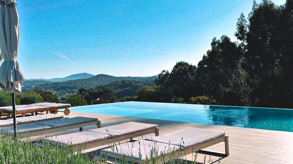 Casa rural con piscina infinita en Meis.