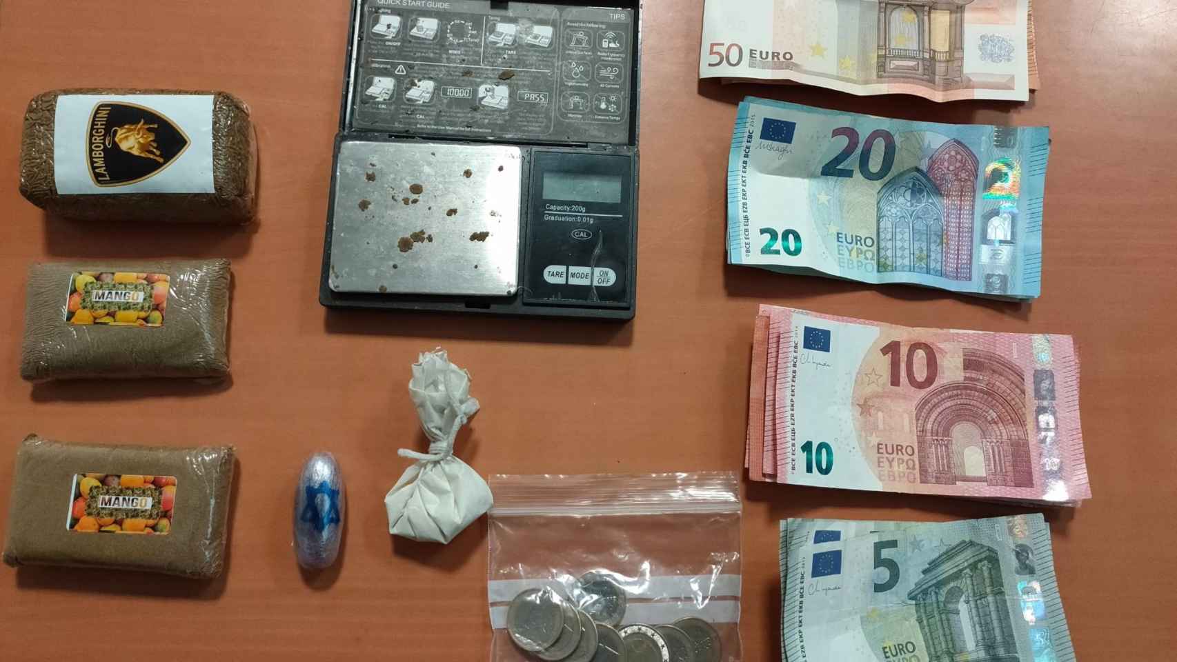 Hachís, cocaína, una báscula de precisión y dinero en efectivo intervenidos a un menor detenido en Vigo.