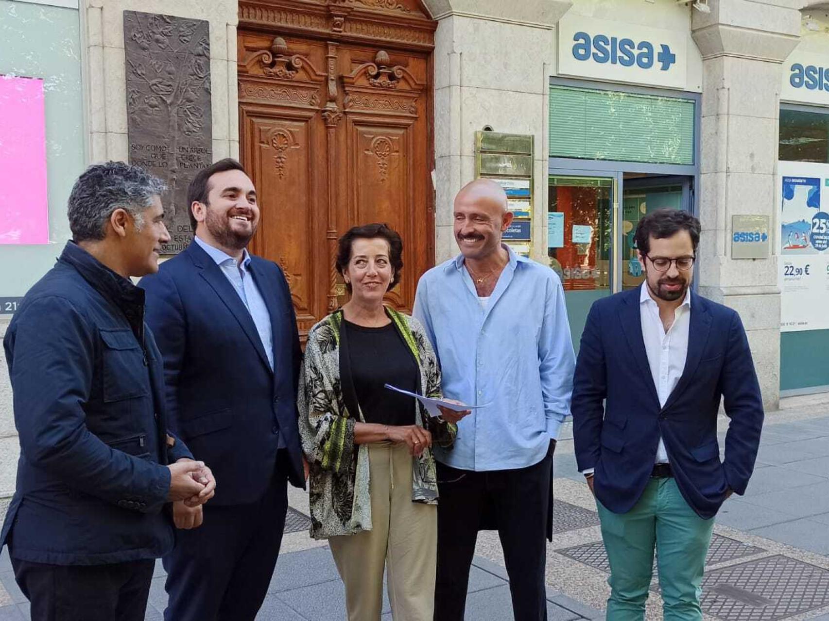 El senador del PP Luis Alberto Plaza, el diputado José Ángel Alonso, la senadora Mercedes Cantalapiedra, el secretario de Cultura del partido Jaime de los Santos y el diputado Eduardo Carazo, este viernes ante el portal de la casa de Miguel Delibes.