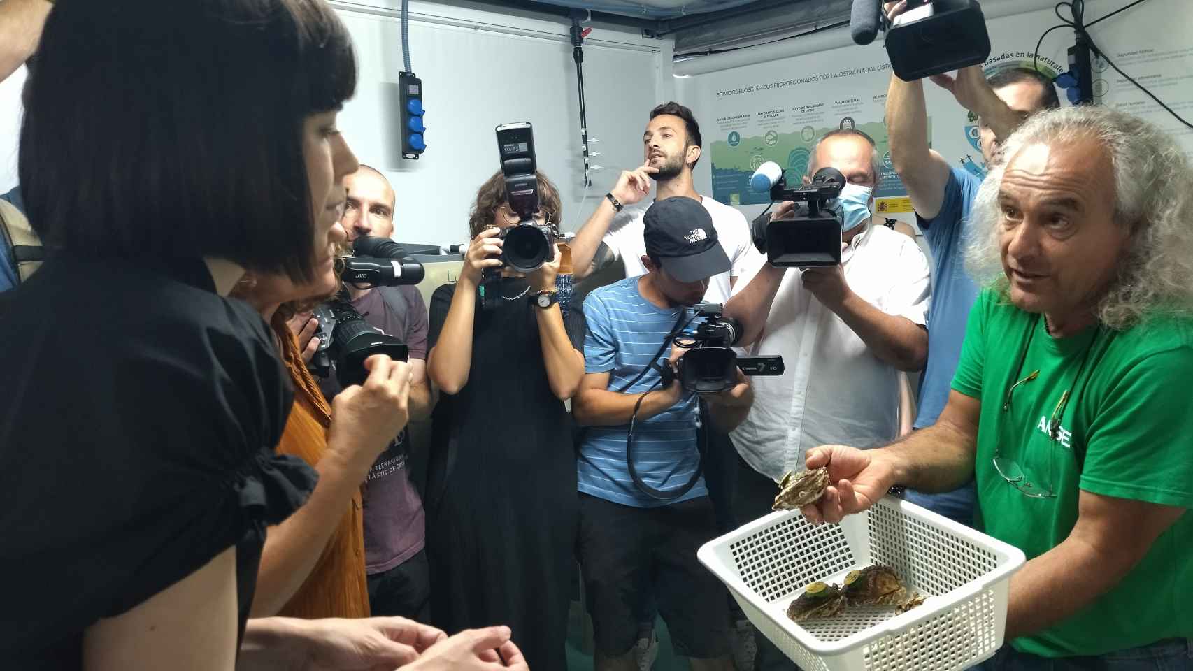 Pedro García, director de la Asociación de Naturalistas del Sureste (Anse), este jueves, entregándole unas ostras 'murcianas' a la ministra de Ciencia e Innovación, Diana Morant.