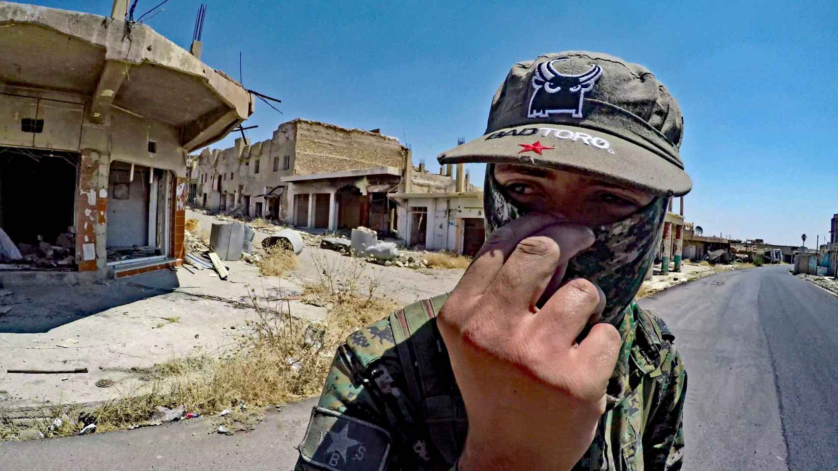 El miliciano de las YBS Martin Kamper, en Sinyar City, ciudad destruida por el Daesh.
