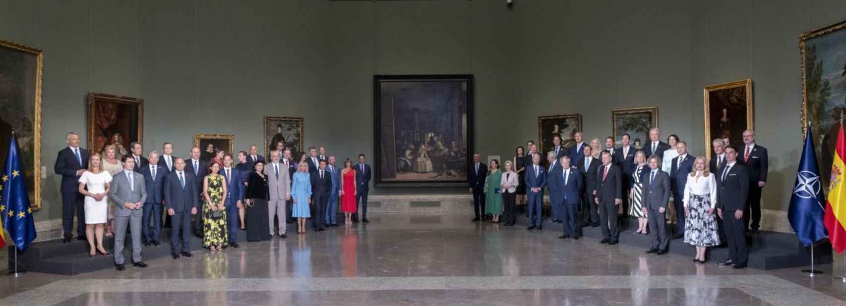 Foto de familia de la cumbre de la OTAN, en el Museo del Prado y con las Meninas de Velázquez de fondo.