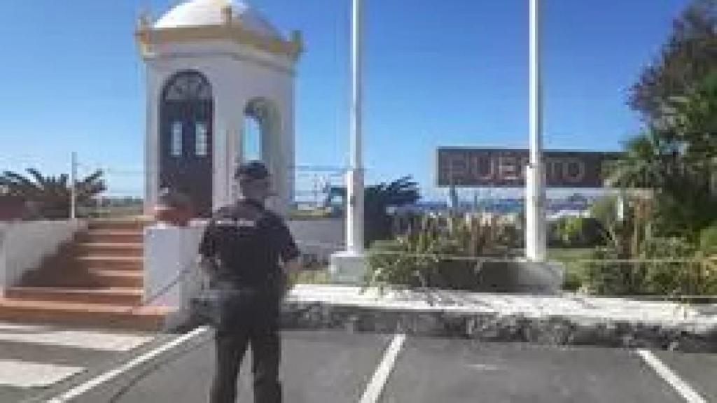 Un agente de la Policía Nacional en Puerto Banús, en Marbella (Málaga)