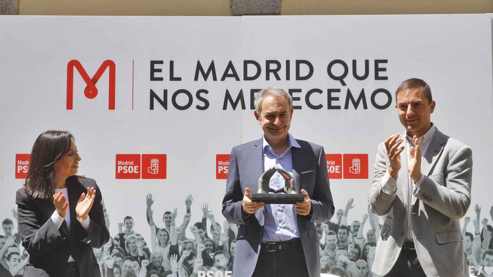 Mercedes González junto al expresidente José Luis Rodríguez Zapatero y el secretario general del PSOE en la comunidad, Juan Lobato.