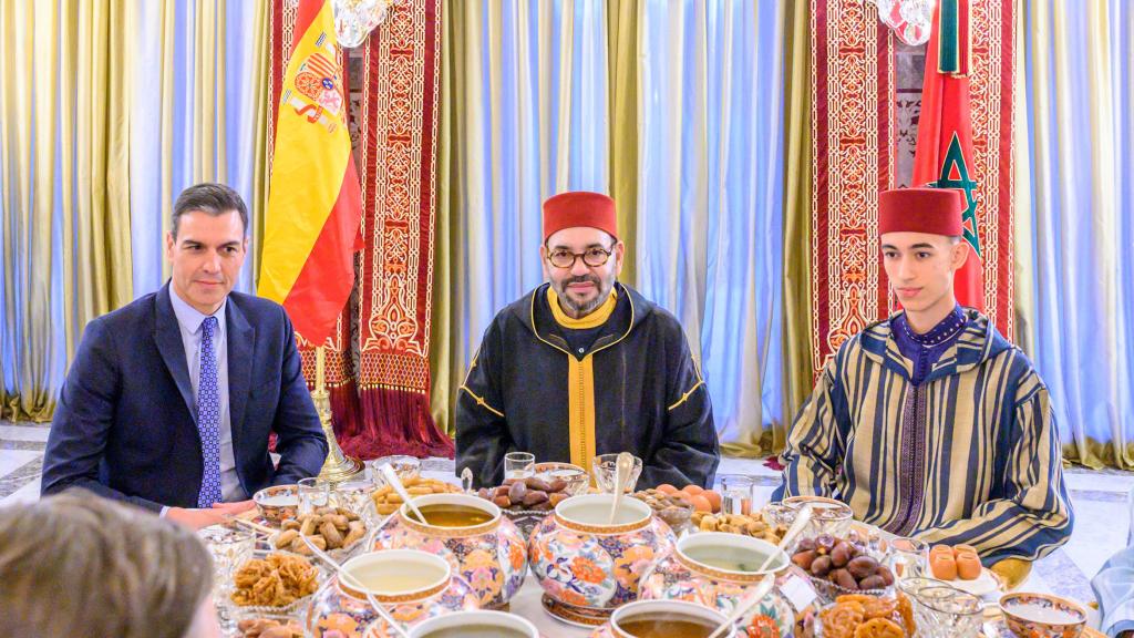 Pedro Sánchez, y el rey de Marruecos, Mohamed VI, con el heredero Mulai Hasan, en el Iftar de abril de 2022.