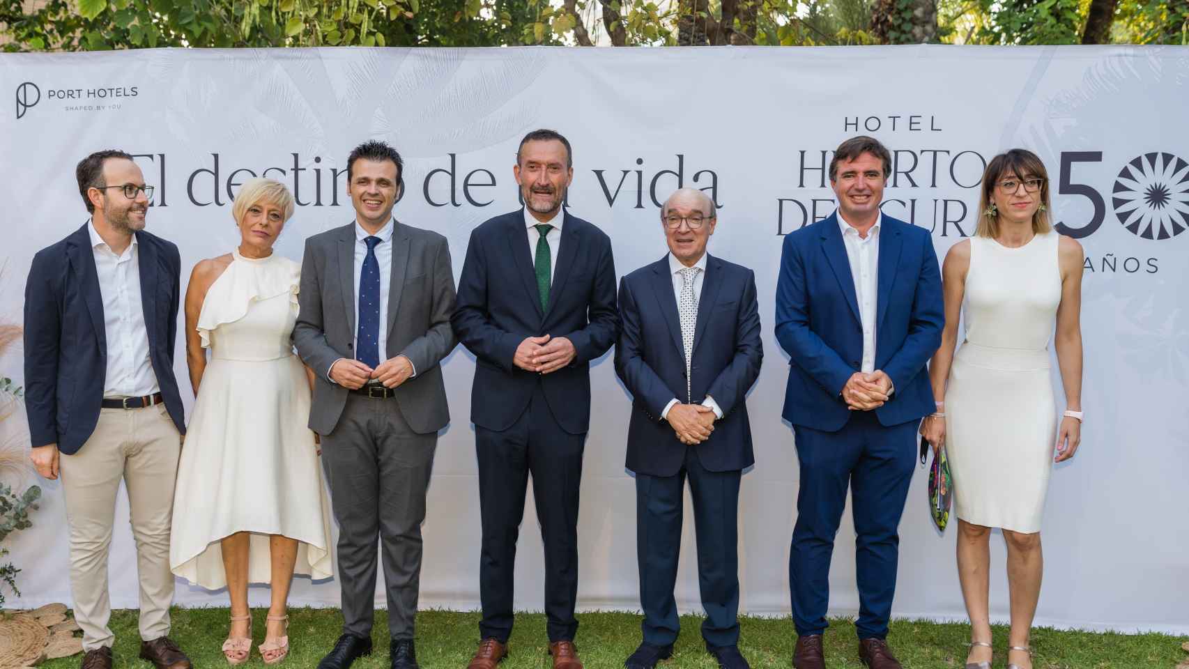 Toni Mayor, junto con el alcalde de Elche, Carlos González, a su izquierda, el Director General de Turismo de la Generalitat, Herick Campos, a su derecha y por regidores de la corporación.
