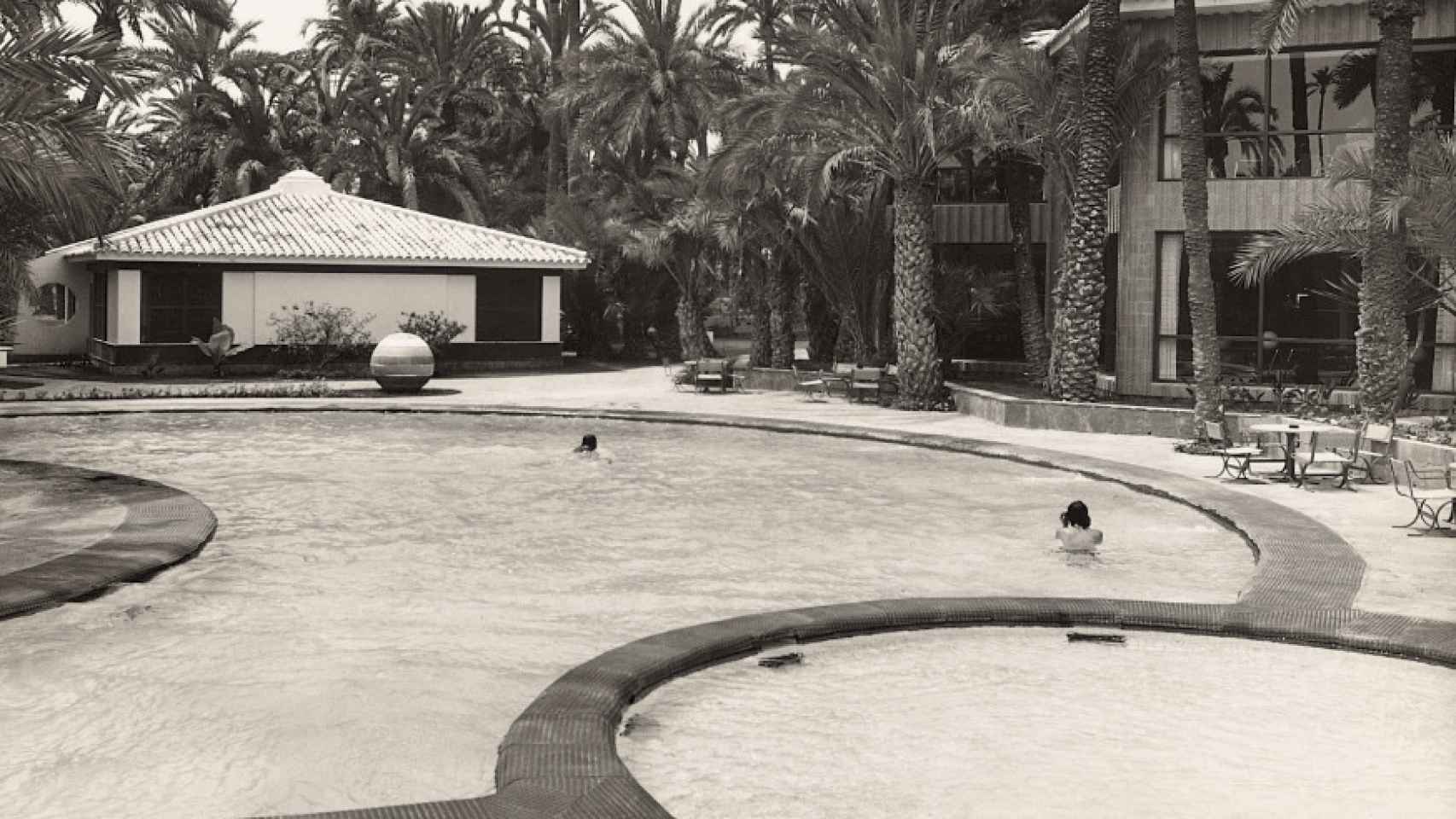 Su piscina, si bien ha sido ampliada, permanece en el mismo lugar, en la entrada del hotel.
