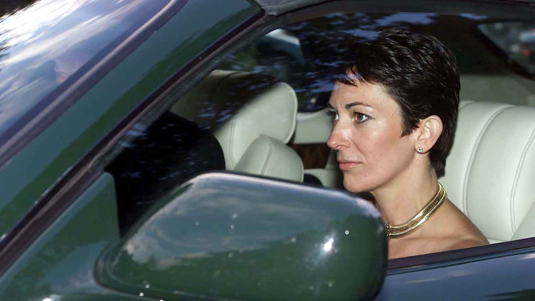 Ghislaine Maxwell, en un coche con el príncipe Andrés en Salisbury (Inglaterra), el 9 de febrero del año 2000.