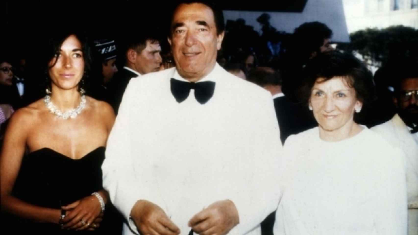 Ghislaine Maxwell, con sus padres, en una fiesta en el yate del magnate.