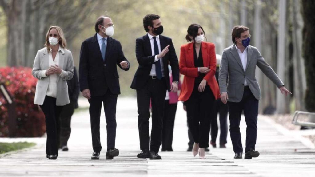 Pablo Casado, acompañado de Ayuso, Martínez Almeida, García-Escudero y Camins.