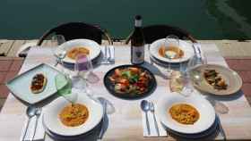 Una mesa preparada de un restaurante en Dénia, en imagen de archivo.