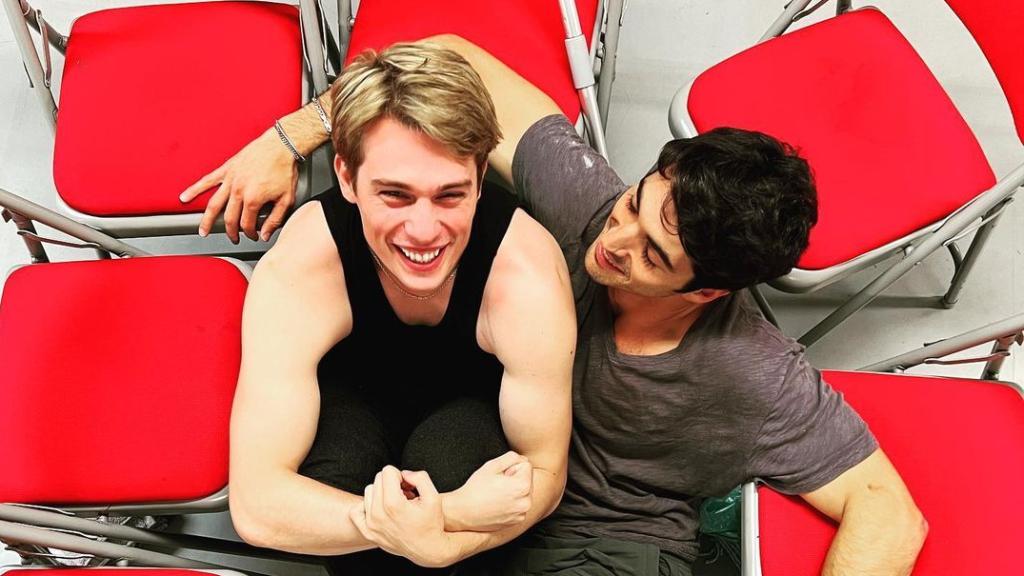 Taylor Zakhar Perez y Nicholas Galitzine durante el rodaje de 'Rojo, blanco y sangre azul'.