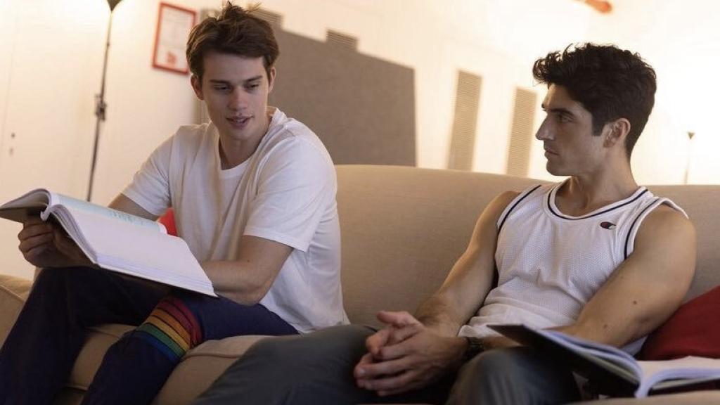 Nicholas Galitzine y Taylor Zakhar Pérez en los preparativos del rodaje de 'Rojo, blanco y sangre azul'.