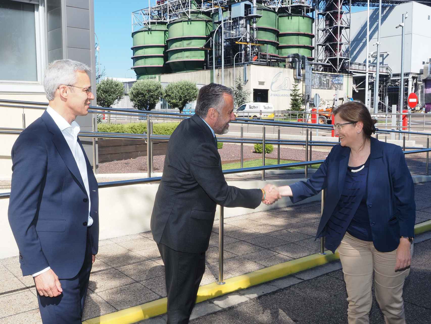 El presidente de las Cortes, Carlos Pollán, saluda a la presidenta de Michelin en España y Portugal, Paz Robina, a su llegada a la fábrica de Michelin, este viernes.