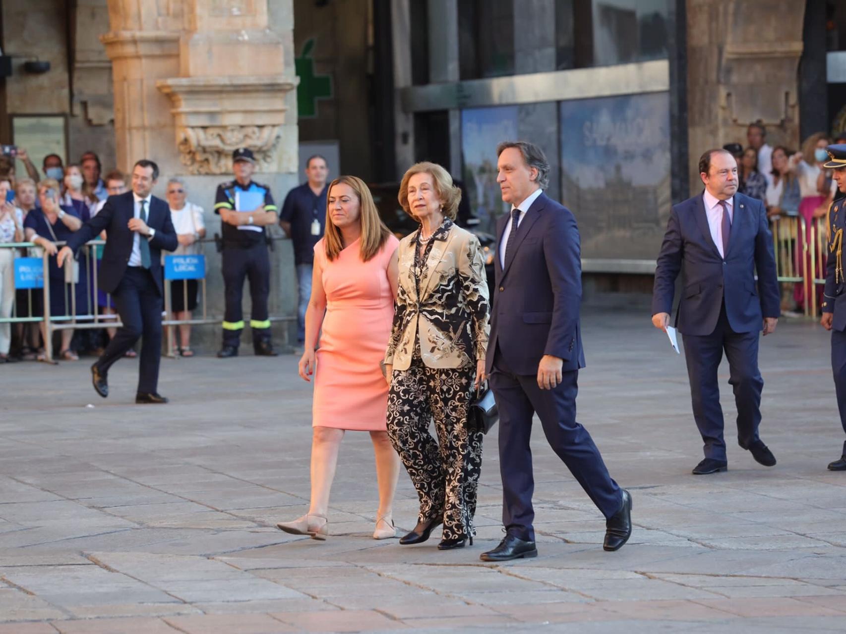 La Reina Sofía a su llegada a la Plaza Mayor de Salamanca en la tarde de este viernes.