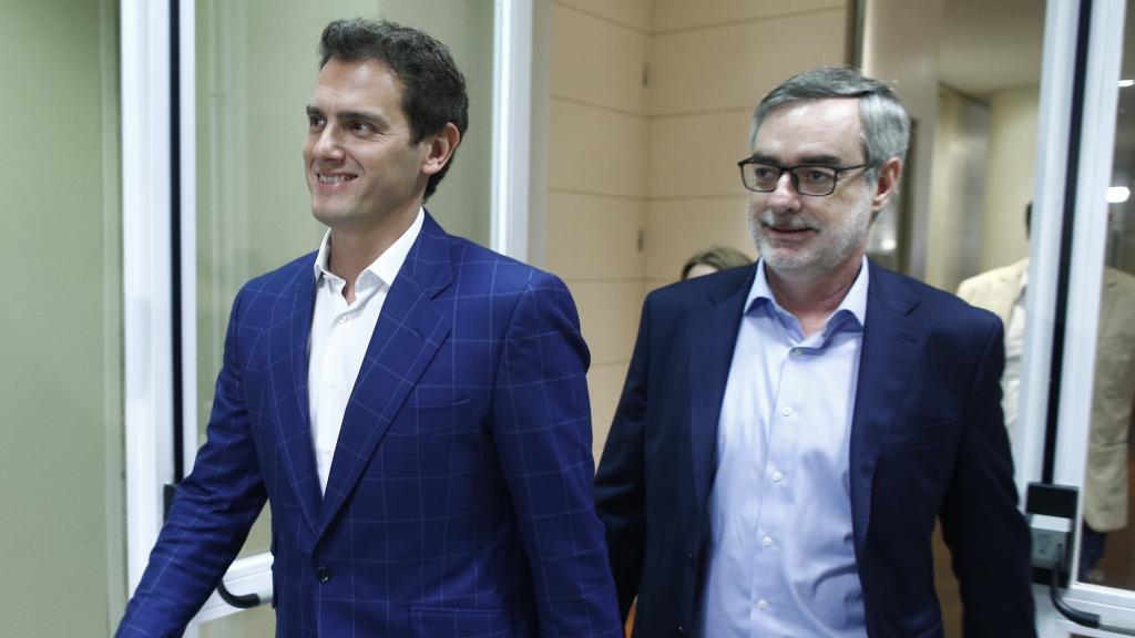 Imagen de archivo de Albert Rivera y José Manuel Villegas, fotografiados en los pasillos del Congreso en 2019