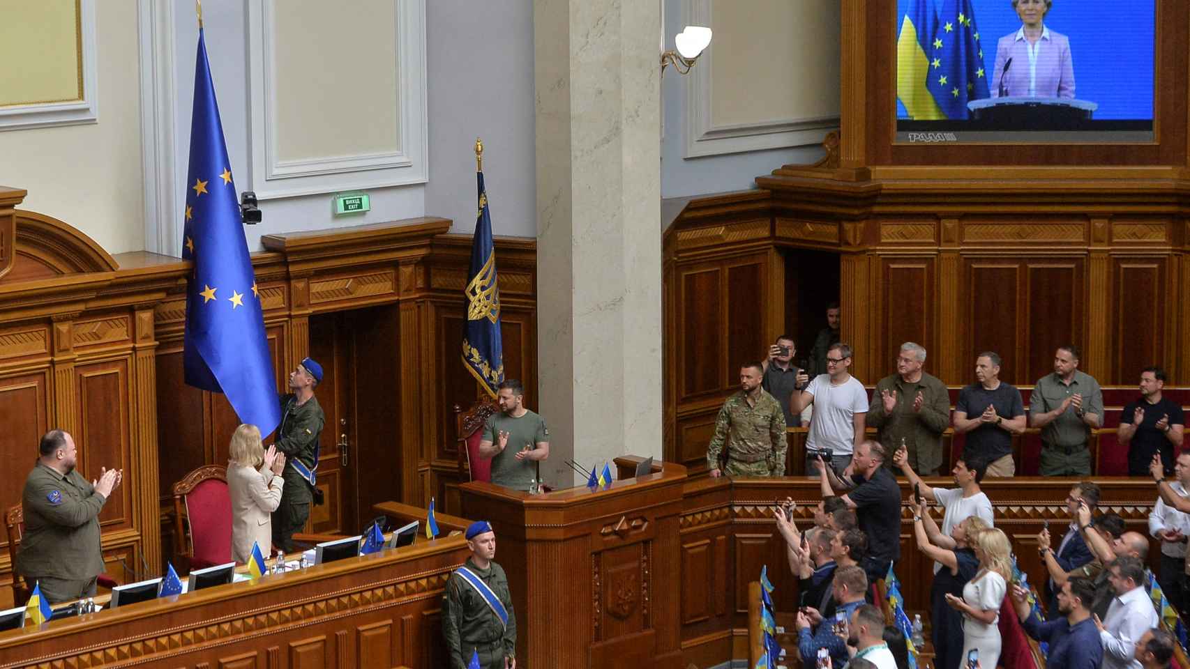 La bandera de la UE llega ao Parlamento ucraniano por primera vez entre aplausos de los diputados