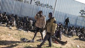 Varios migrantes africanos son atendidos en Melilla después de saltar la valla el 24 de junio.