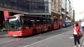 El autobús que atropelló a dos personas en la calle San Andrés.