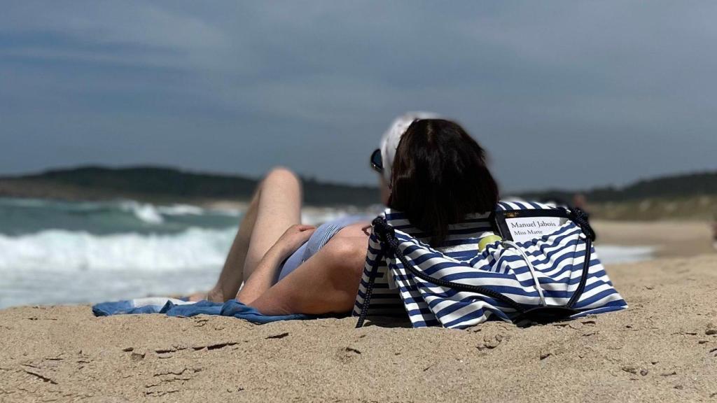 El bolso Siesta se transforma en una silla de playa