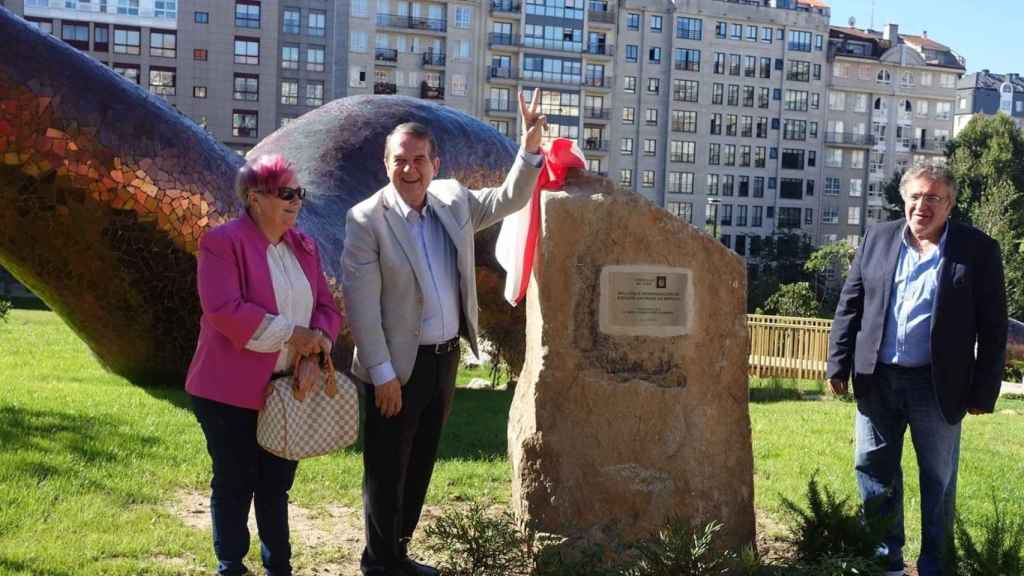 Abel Caballero junto al concejal Javier Pardo, y a una vecina, en la inauguración de la reforma de la Praza da Miñoca