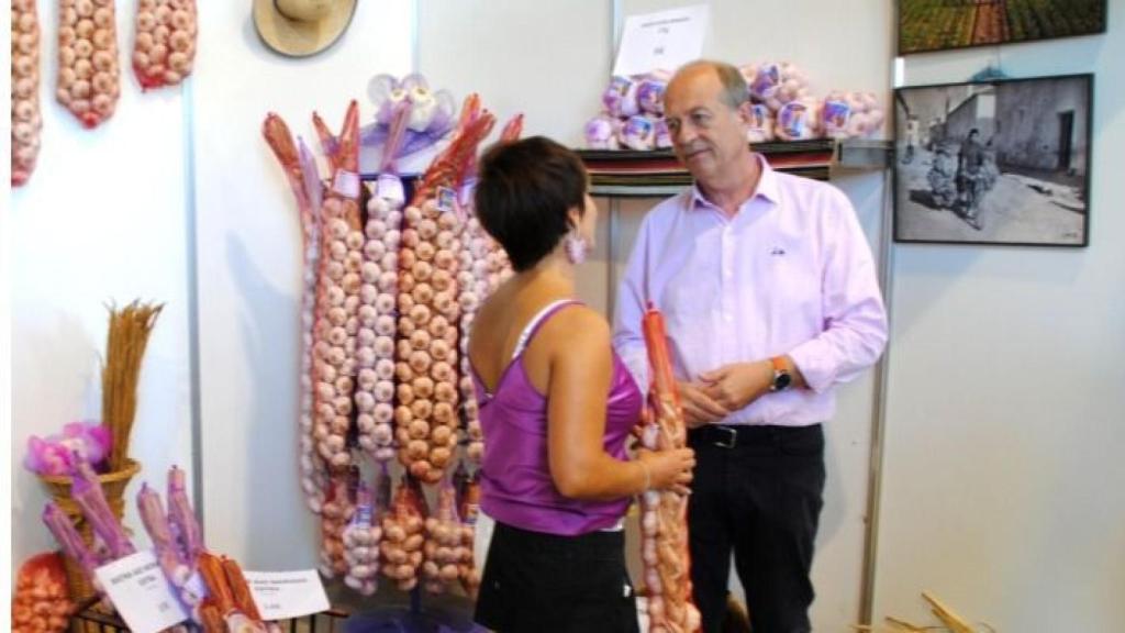 El alcalde de Las Pedroñeras, José Manuel Tortosa, en una imagen de archivo de la Feria Internacional del Ajo Morado.