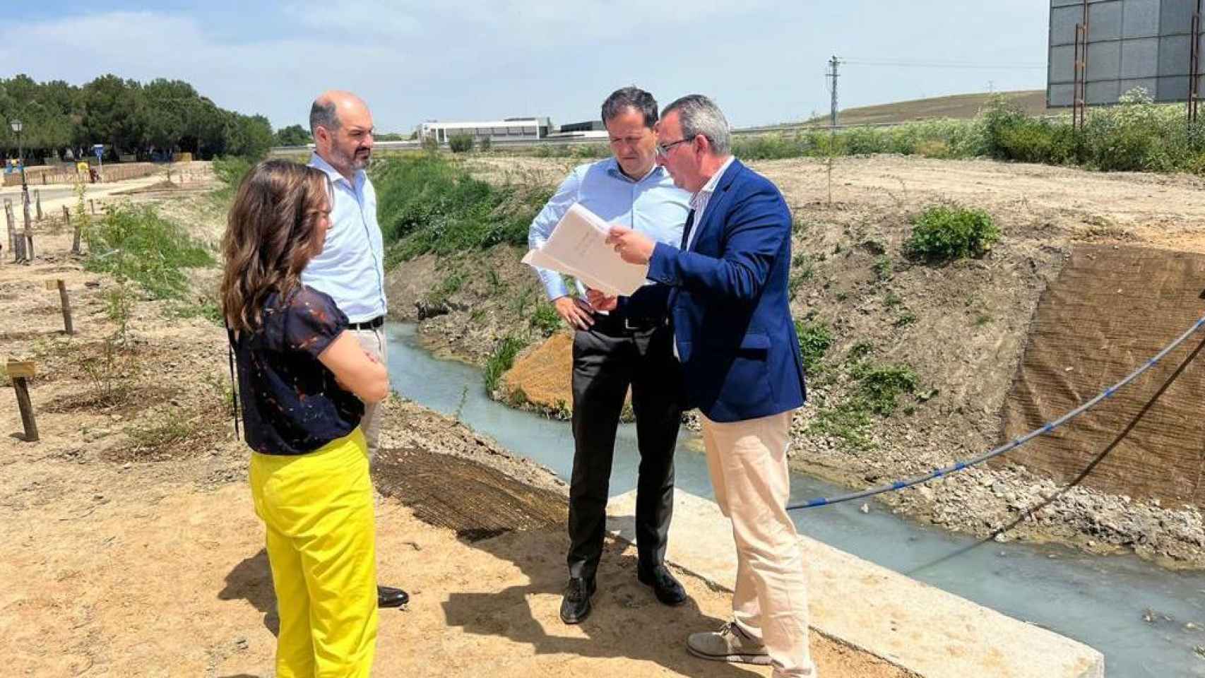 Carlos Velázquez con el alcalde de Numancia de La Sagra en la visita realizada al arroyo de la localidad.